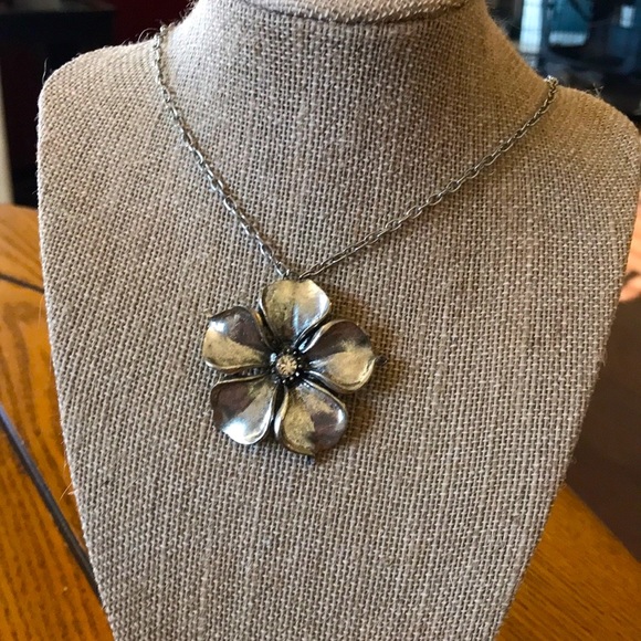 Beautiful silver flower necklace/rhinestone - Picture 2 of 7